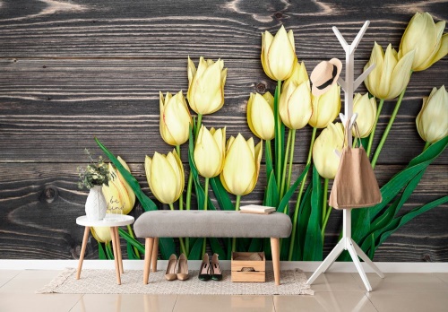 Samolepící fototapeta žluté tulipány na dřevěném podkladu