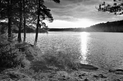 Samolepící fototapeta západ slunce nad jezerem v černobílém provedení