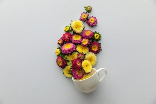 Tapeta šálek plný květin