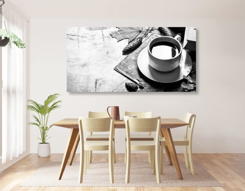 Obraz šálek kávy v podzimním nádechu v černobílém provedení