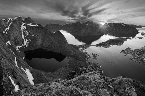 Samolepící fototapeta horské panorama v černobílém provedení
