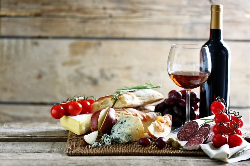 Tapeta víno a variace sýrů