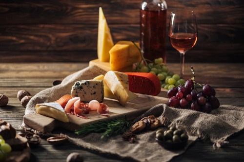Tapeta variace sýrů a víno