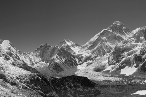 Samolepící fototapeta černobílé zasněžené pohoří