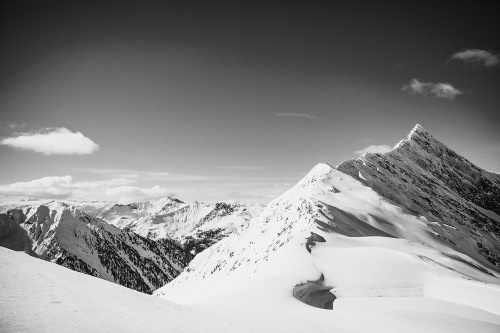 Samolepící fototapeta zasněžené černobílé pohoří