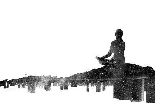 Samolepící tapeta meditace ženy v černobílém provedení