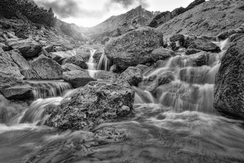 Samolepící tapeta černobílé vysokohorské vodopády