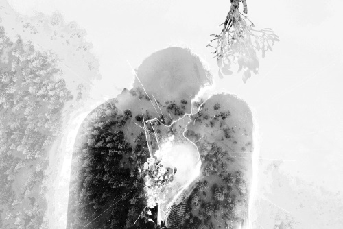 Obraz zamilovaný pár pod jmelím v černobílém provedení