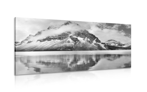 Obraz jezero poblíž nádherné hory v černobílém provedení