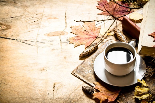Tapeta šálek kávy s listím v pozadí