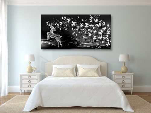 Obraz nádherný jelen s motýly v černobílém provedení