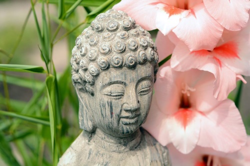 Samolepící fototapeta socha Buddhy v Zen zahradě