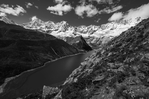 Tapeta řeka a hory v černobílém
