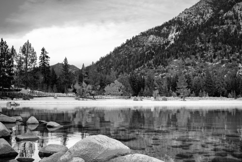 Obraz jezero v nádherné přírodě v černobílém provedení