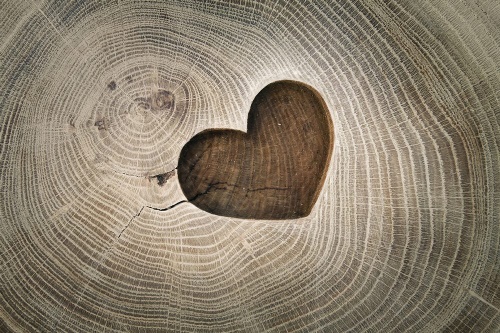 Tapeta srdce na dřevě