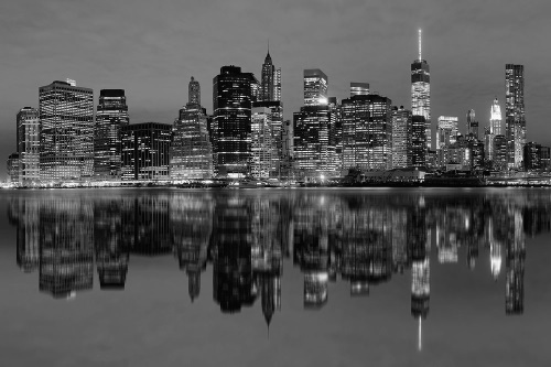 Samoelpící fototapeta černobílý odraz Manhattanu ve vodě