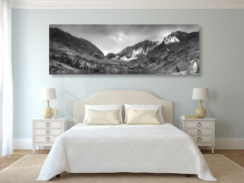 Obraz majestátní hory s jezerem v černobílém provedení