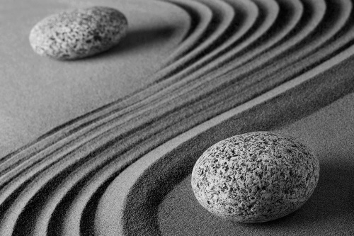 Tapeta černobílé kameny v písku