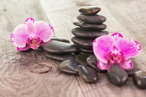 Samolepící fototapeta orchidej a Zen kameny na dřevě