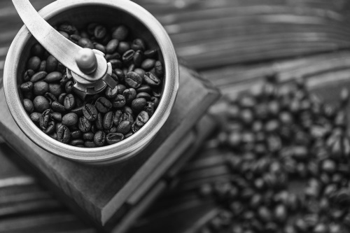 Tapeta mlýnek na kávu v černobílém provedení
