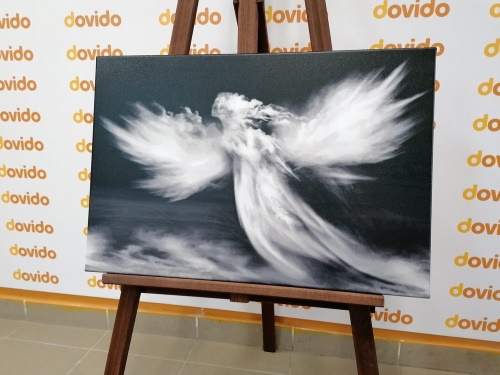 Obraz podoba anděla v oblacích v černobílém provedení