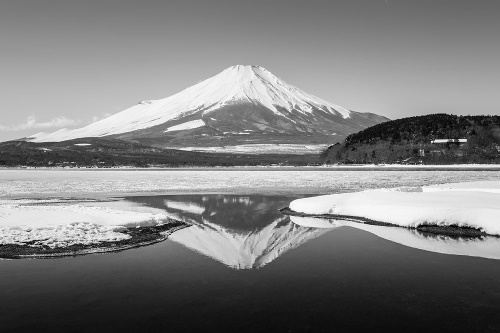 Samolepící fototapeta japonská hora Fuji v černobílém