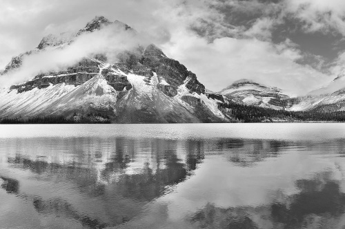 Samolepící fototapeta jezero poblíž hory v černobílém
