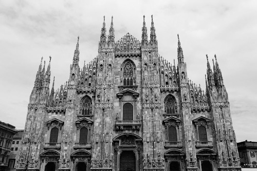 Tapeta katedrála v Miláně v černobílém