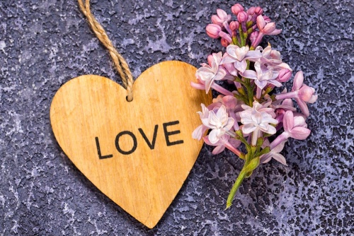 Obraz dřevěné srdce s nápisem Love