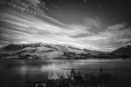 Samolepící fototapeta podvečerní černobílé jezero
