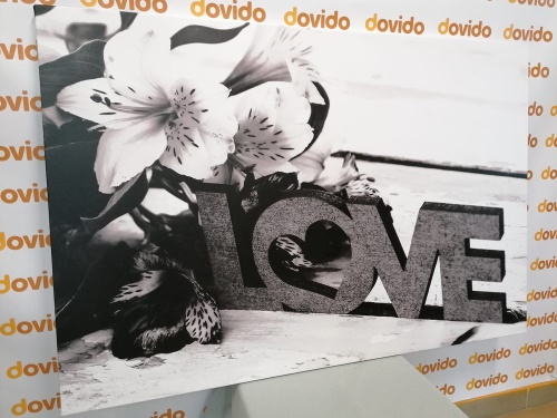 Obraz s dřevěným nápisem Love v černobílém provedení