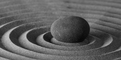 Obraz meditující kámen v černobílém provedení