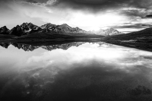 Samolepící fototapeta černobílé horské jezero