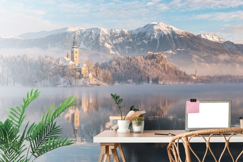 Samolepící fototapeta kostel u jezera Bled ve Slovinsku
