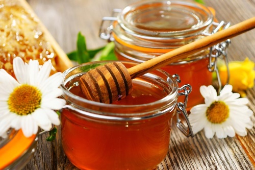 Tapeta květy a sklenice medu