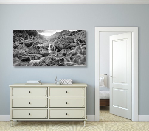 Obraz vysokohorské vodopády v černobílém provedení