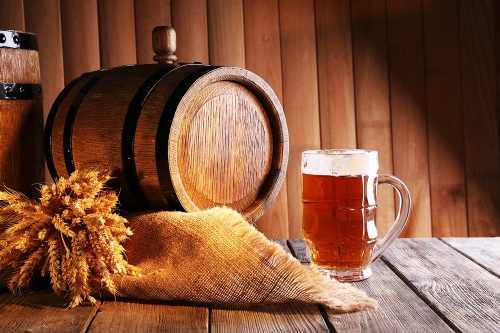 Tapeta soudek piva na dřevěném pozadí
