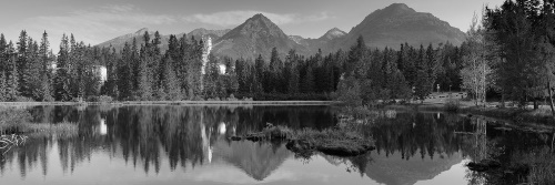 Obraz nádherné panorama hor u jezera v černobílém provedení