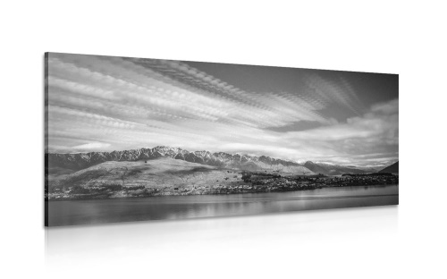 Obraz zapadající slunce nad jezerem v černobílém provedení