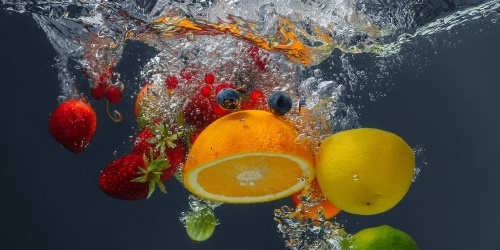 Obraz pád ovoce do vody