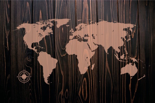 Tapeta mapa světa s pozadím opáleného dřeva