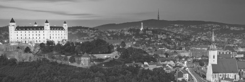 Obraz večer v Bratislavě v černobílém provedení