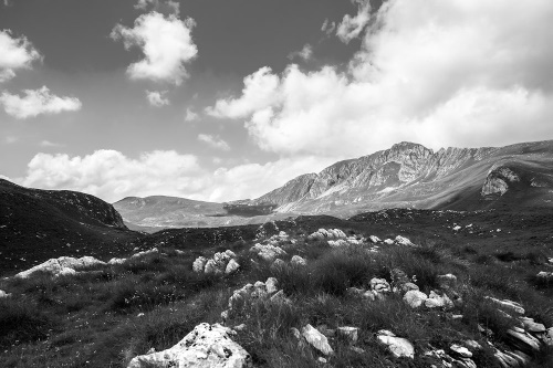 Samolepící fototapeta černobílé údolí v Černé Hoře
