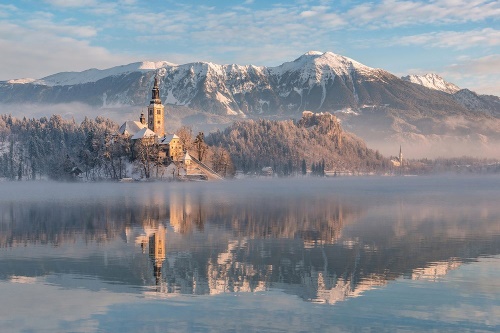 Tapeta kostel uprosřed jezera Bled ve Slovinsku s horami v pozadí
