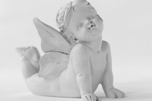 Obraz černobílá roztomilá soška anděla