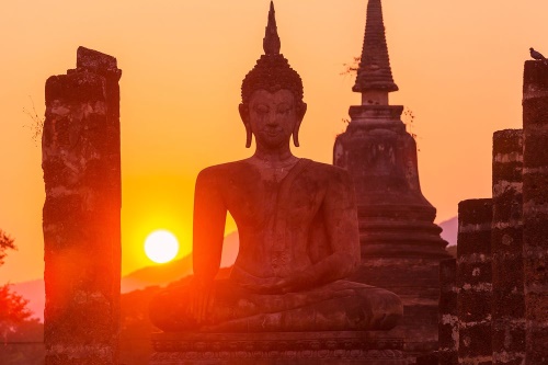 Fototapeta socha Budhy uprostřed kamenů