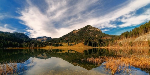 Obraz jezero pod kopci