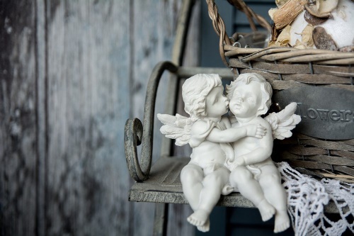 Samolepící fototapeta sošky andílků na lavičce