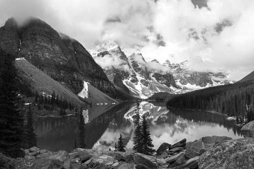 Samolepící fototapeta nádherná černobílá horská krajina
