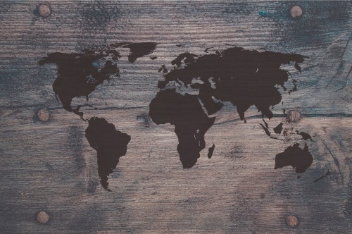 Samolepící tapeta mapa světa na tmavém dřevě